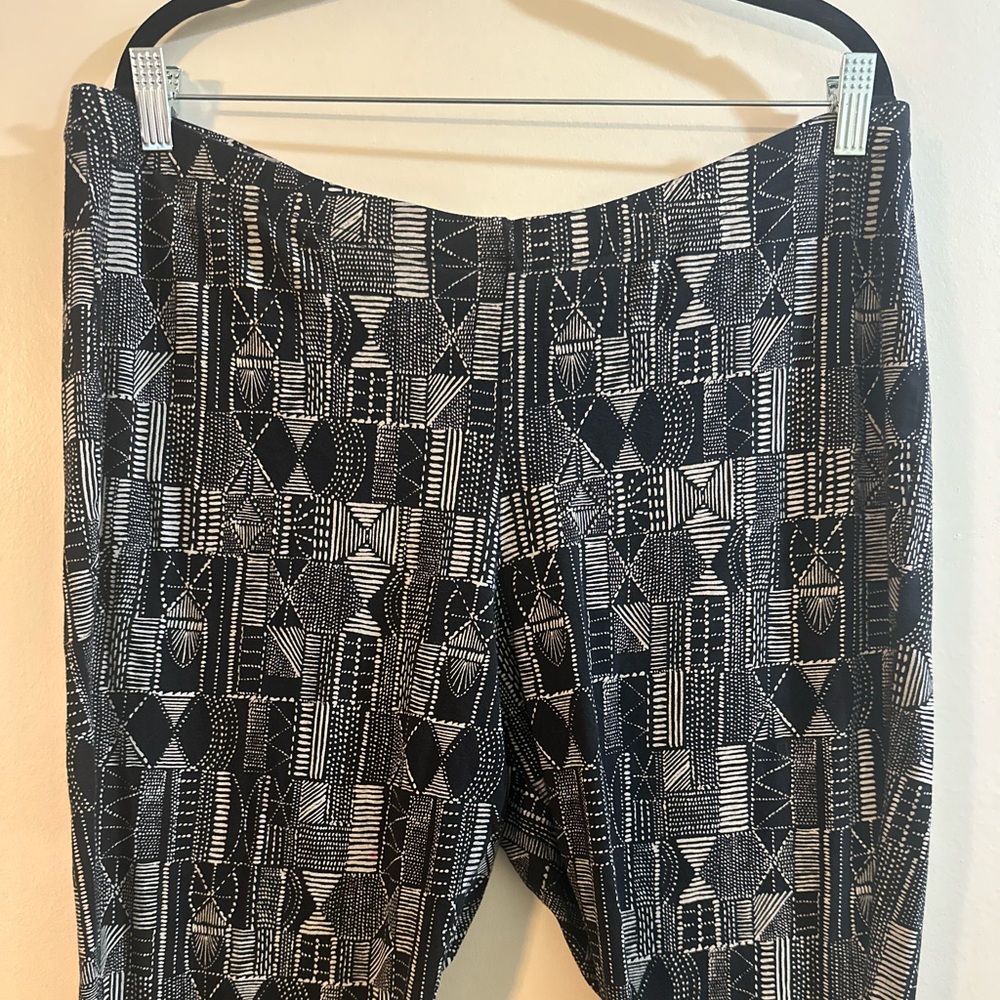 Torrid Black and Cream Patterned Leggings - Picture 2 of 7